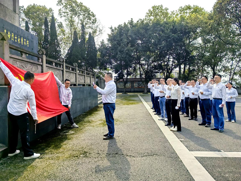 弘旭公司開展烈士陵園清明祭掃活動(dòng)(圖2)